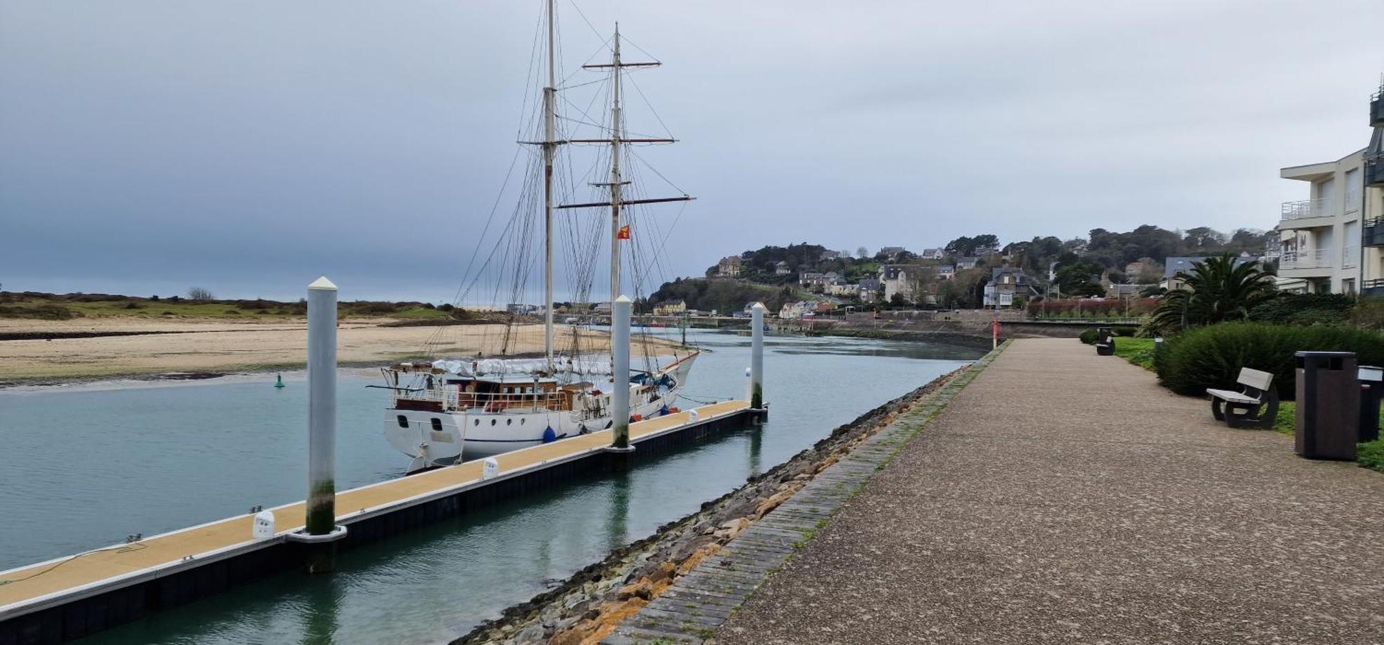 Le Dy En Fleurs Saint-Maurice-en-Cotentin Exterior foto